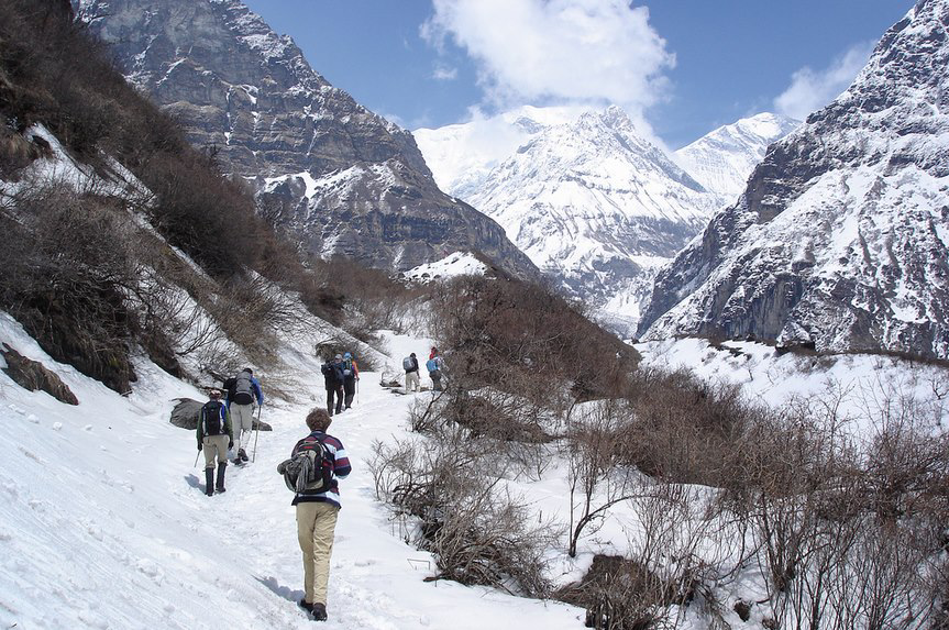 Tourists_trekking_in_Annapurna_region